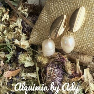 Alquimia Gold and Cream Romantic Earrings
